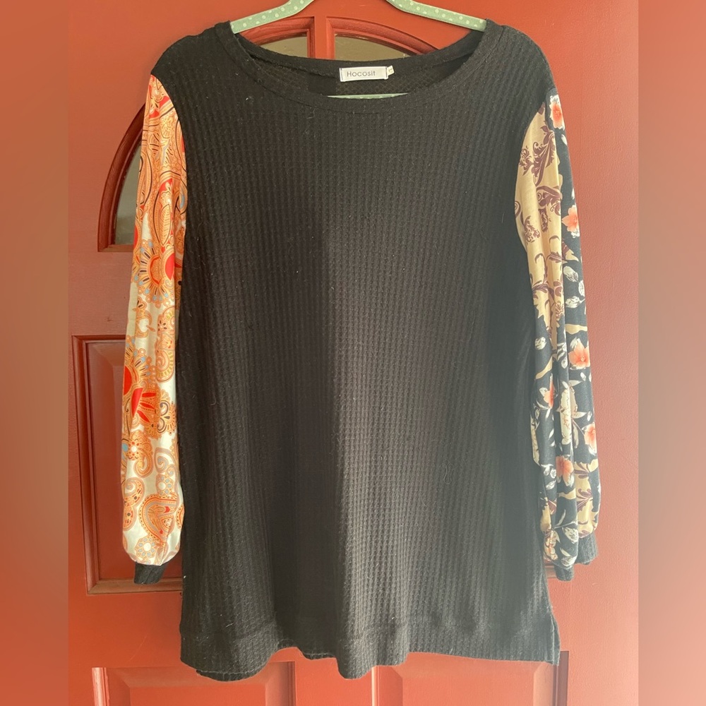 Beautiful black long sleeve thermal with two different sleeves.